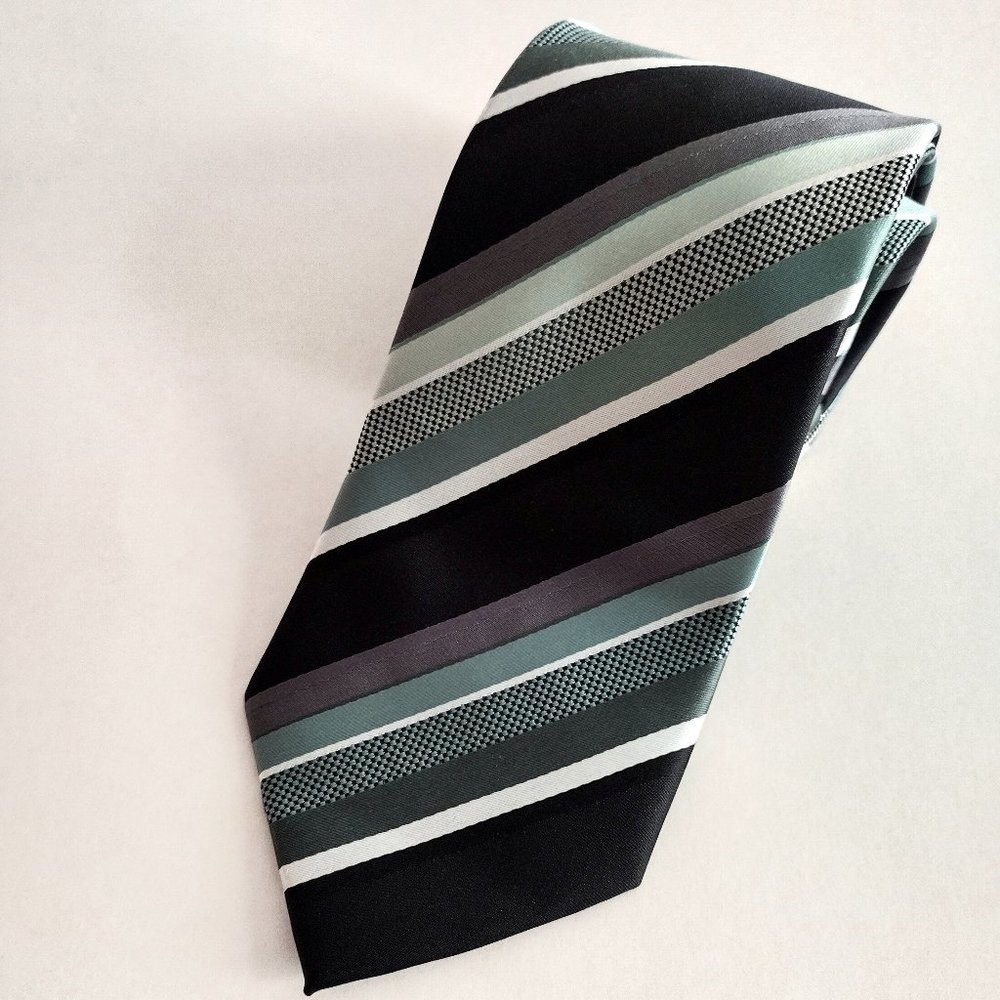 Vintage Alexander Julian Green Striped Narrow Necktie 3 x 63.5